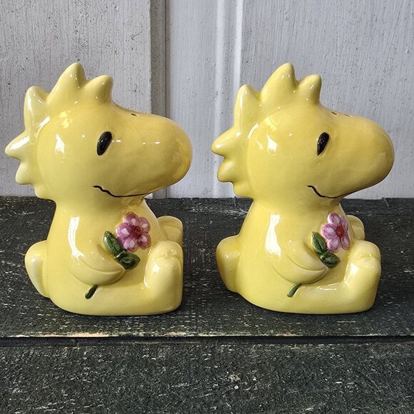 Peanuts Woodstock Salt & Pepper Shaker Set Ceramic Yellow Flowers Vintage New - Picture 4 of 16